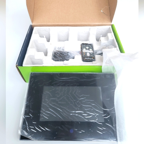 NEW IN BOX Insignia Digital Photo frame Black 7 128MB frame  - Picture 2 of 6